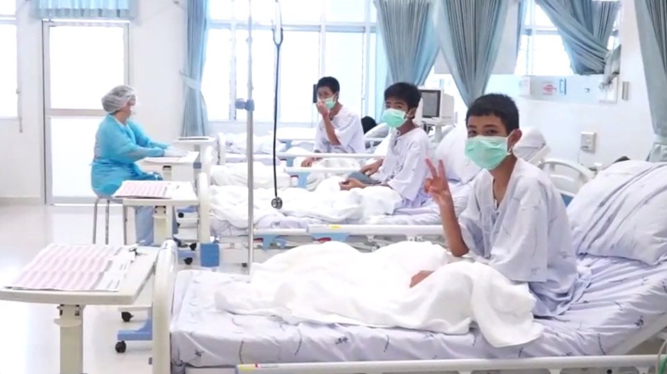 Ταϊλάνδη: Οι πρώτες εικόνες από τα παιδιά στο νοσοκομείο - Βγήκαν από τη σπηλιά κοιμισμένα σε φορεία! (Video) - Media