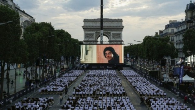 Ένα τεράστιο σινεμά στη Λεωφόρο των Ηλυσίων Πεδίων - Media