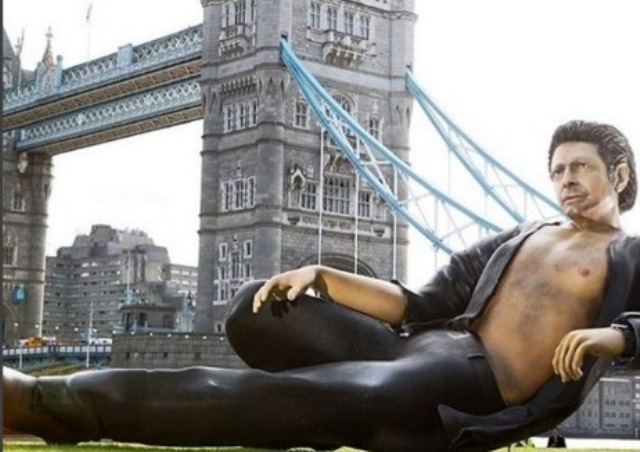 Με ένα γιγάντιο άγαλμα του Τζεφ Γκόλντμπλουμ γιόρτασαν οι Βρετανοί τα 25α γενέθλια του Jurassic Park  - Media