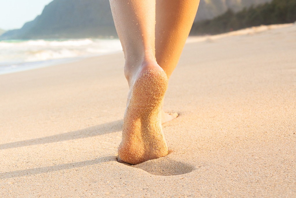 Τι παθαίνει το δέρμα όταν περπατάμε ξυπόλητοι στην άμμο - Media
