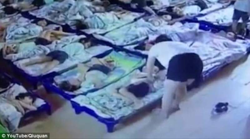 Εξωφρενικό: Νηπιαγωγοί τσιμπούν με χαρτοκόπτες παιδάκια επειδή δεν κοιμούνται (Video) - Media