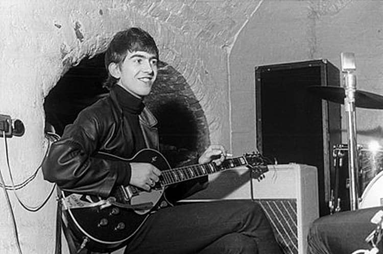 Στο «σφυρί» κιθάρα του Τζορτζ Χάρισον από το θρυλικό Cavern Club (Photos) - Media