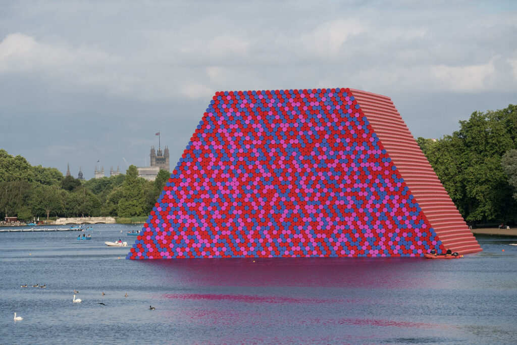 Λονδίνο: To παράξενο γλυπτό από 7.500 βαρέλια που επιπλέει σε λίμνη στο Χάιντ Παρκ (Video) - Media