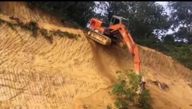 Πήδηξε την τελευταία στιγμή από εκσκαφέα πριν πέσει σε χαράδρα! - Media