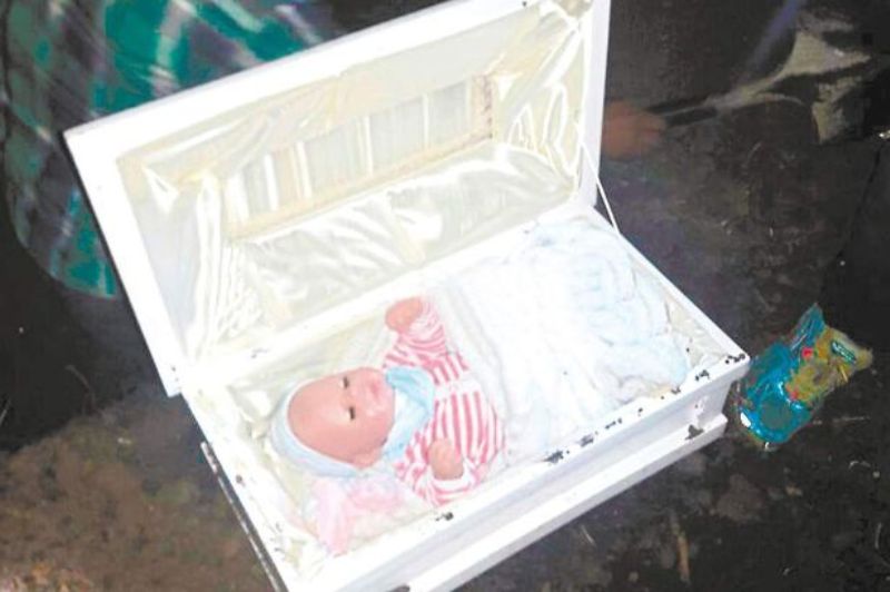 Είπε ψέματα για την εγκυμοσύνη της – Μια πλαστική κούκλα στο φέρετρο (Photos) - Media