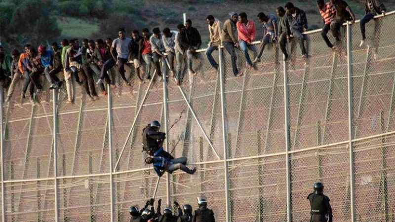 Ισπανία: Περισσότεροι από 100 μετανάστες σκαρφάλωσαν σε διπλό συρματόπλεγμα ύψους 6 μέτρων - Media