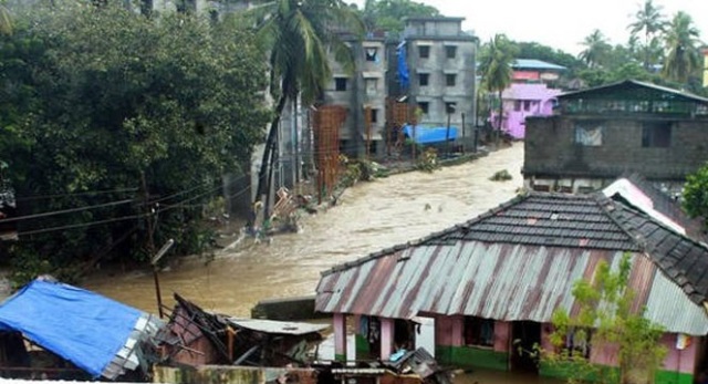 Σαρωτικές πλημμύρες στην Ινδία: Πάνω από 100 οι νεκροί - Τουλάχιστον 150.000 οι εκτοπισμένοι - Media