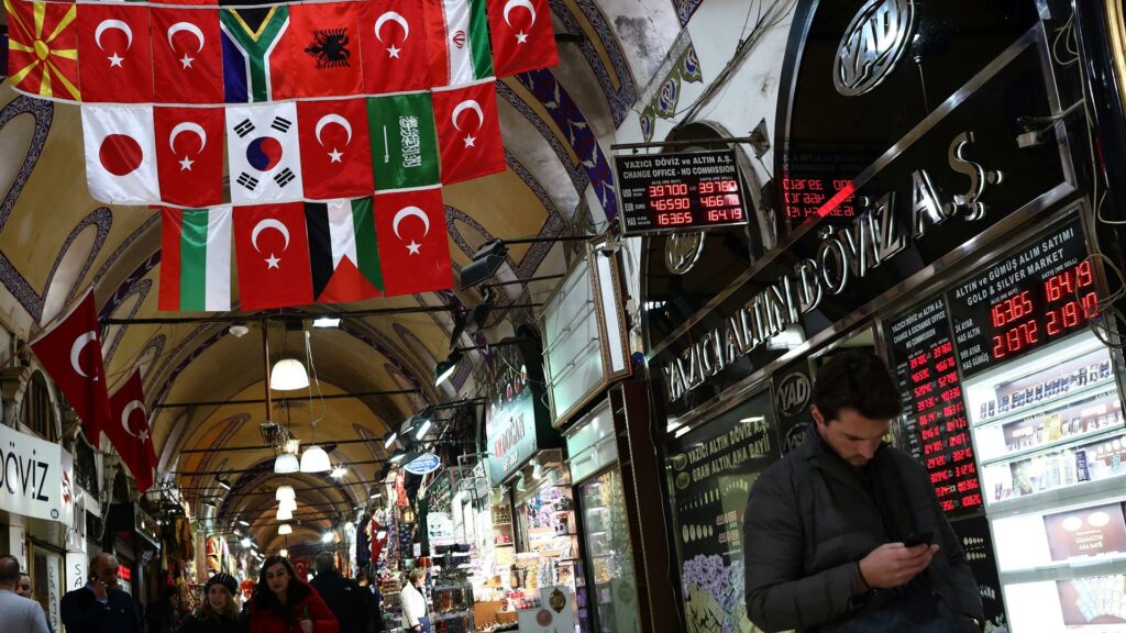 Νέο «πάτο» έπιασε η τουρκική λίρα - Πυκνώνουν τα δημοσιεύματα για ΔΝΤ και capital controls - Media