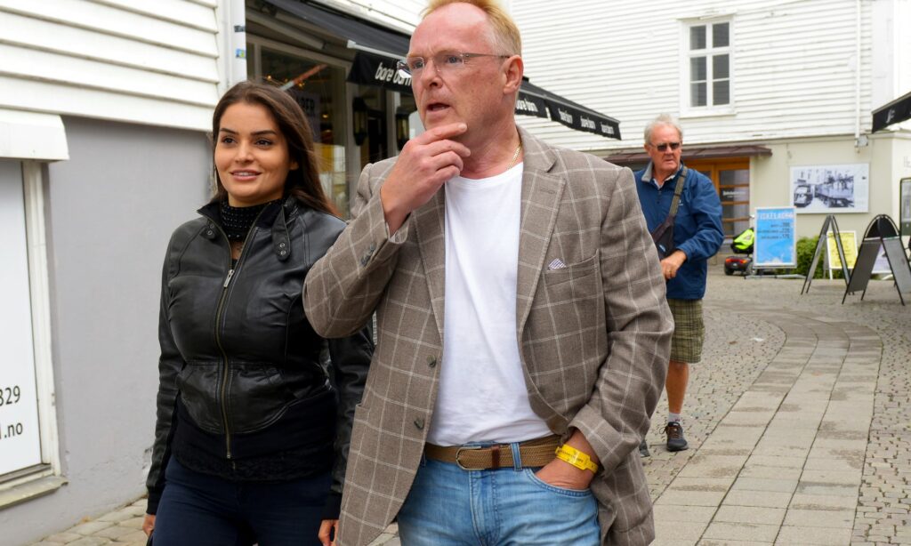 Για τα μάτια μιας γυναίκας: Την υπουργική θέση του έδωσε για ένα ταξίδι στο Ιράν με 28χρονη καλλονή - Media