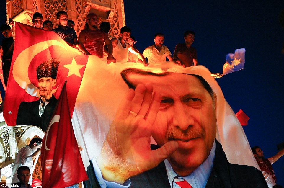 Τουρκία: Κόντρα με τις ΗΠΑ, η λίρα σε «ελεύθερη πτώση» και στο βάθος ΔΝΤ - Media