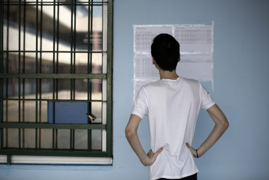 Ανακοινώθηκαν οι βάσεις: Πώς θα δείτε τα αποτελέσματα - Ποιες σχολές ανέβηκαν, ποιες έπεσαν (Πίνακες) - Media