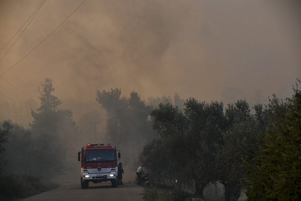 Ολονύχτια μάχη με τις φλόγες στην Εύβοια - «Σύντομα υπό έλεγχο η φωτιά» λέει ο δήμαρχος Ψαχνών (Photos/Videos) - Media