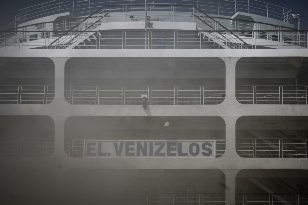 Βίντεο-ντοκουμέντο από το «Ελ. Βενιζέλος»: Εικόνες μέσα από το γκαράζ του πλοίου (Video) - Media