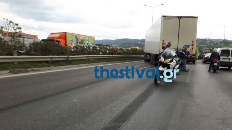 Σύγκρουση νταλίκας με αυτοκίνητο στο Δερβένι - Media