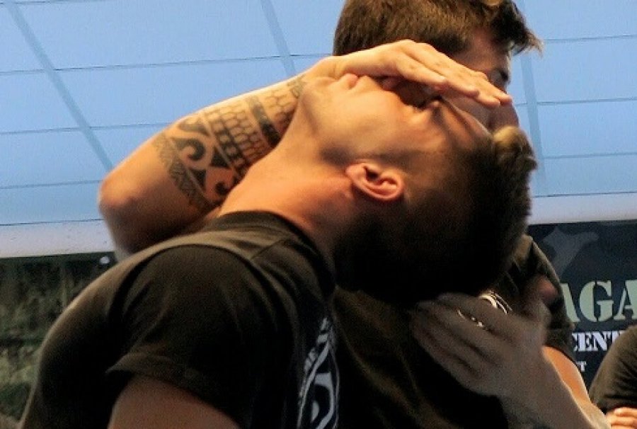 Μαθήματα αυτοάμυνας: Πώς να βγάλετε κάποιον νοκ άουτ σε 3 δευτερόλεπτα (Video) - Media