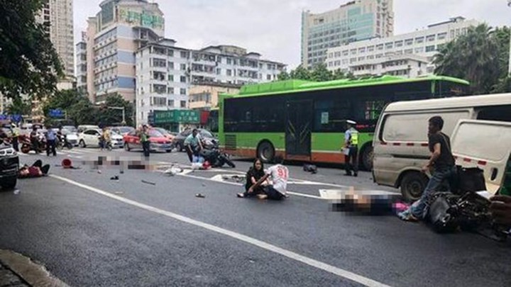 Βαν έπεσε πάνω σε πεζούς στην Κίνα: Οι πρώτες εικόνες - Τουλάχιστον ένας νεκρός (Photos) - Media