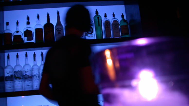  Άγριο ξύλο σε μπαρ – Θαμώνας επιτέθηκε σε αστυνομικούς - Media