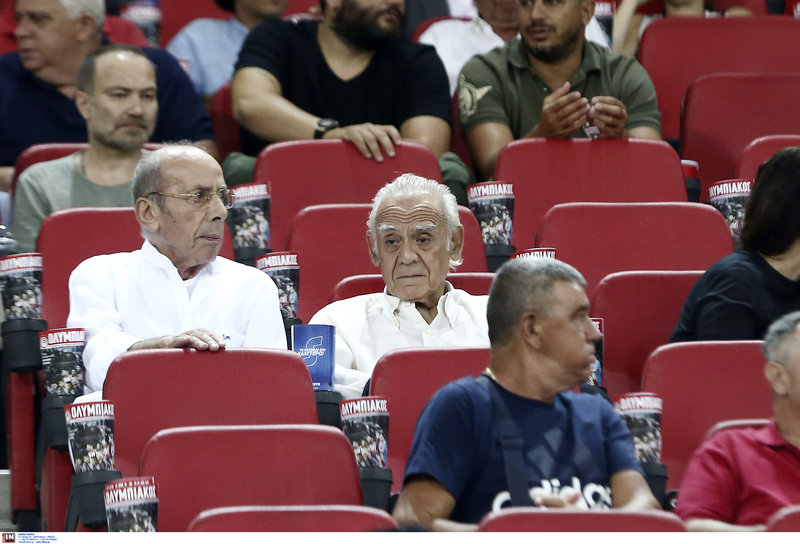Ο Άκης Τσοχατζόπουλος πήγε γήπεδο - Είδε το Ολυμπιακός - Λουκέρνη παρέα με τη Βίκυ Σταμάτη (Photo)  - Media