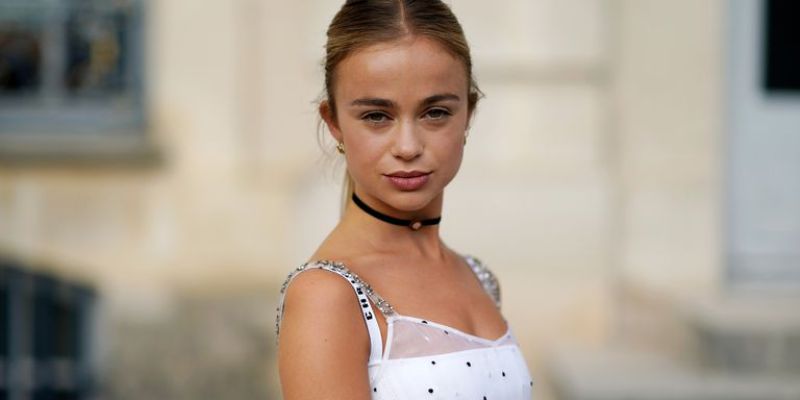 Νέο σκάνδαλο στο παλάτι με την τόπλες εμφάνιση της λαίδης Αμέλια Γουίνδσορ (Photos) - Media