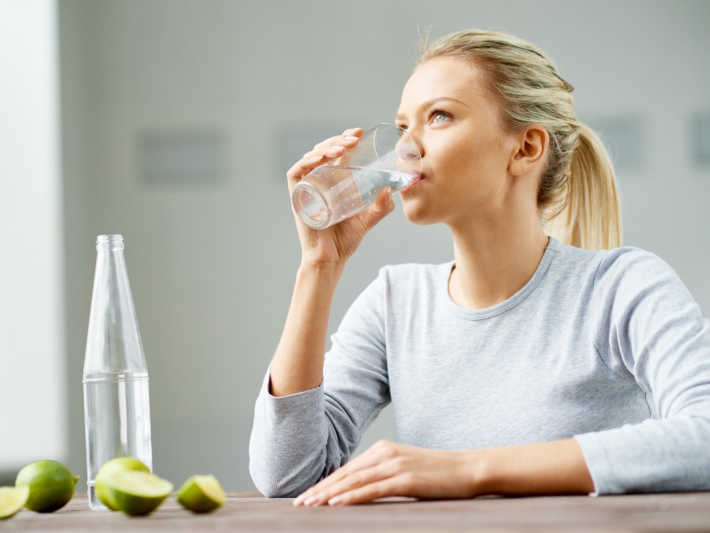 Πίνετε νερό όταν τρώτε; Δείτε πώς επηρεάζεται το σάκχαρο - Media