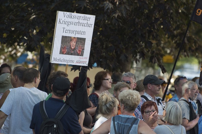 Ακροδεξιοί διαδηλωτές φώναζαν στη Μέρκελ: «Στα τσακίδια» - Media
