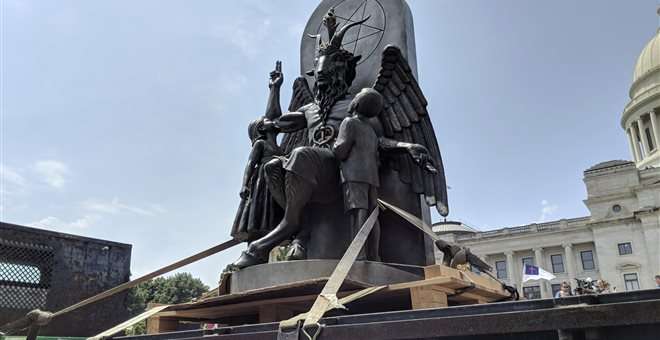 «O Σατανικός Ναός» τοποθέτησε άγαλμα δαίμονα 3 μέτρων και προκάλεσε σάλο αντιδράσεων (Photo) - Media