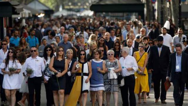 Φόρος τιμής στα θύματα της περσινής τρομοκρατικής επίθεσης στη Βαρκελώνη  - Media