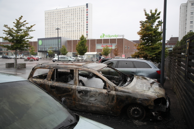 Ταραχές στη Σουηδία καθώς το «σκανδιναβικό μοντέλο» πνέει τα λοίσθια - Κάηκαν 100 αυτοκίνητα    - Media