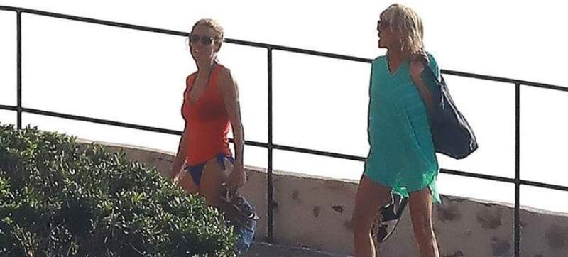 Μπριζίτ Μακρόν: Έβαλε το σούπερ μίνι της και έκανε διακοπές σε πύργο (Photos) - Media