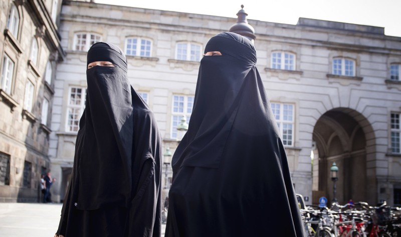 Προσεχώς χαμός: Η Δανία απαγόρευσε τη μουσουλμανική μαντίλα - Media