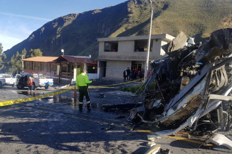 Αιματηρό τροχαίο στον Ισημερινό: Τουλάχιστον 23 νεκροί από σύγκρουση λεωφορείου με αυτοκίνητο (Photos) - Media