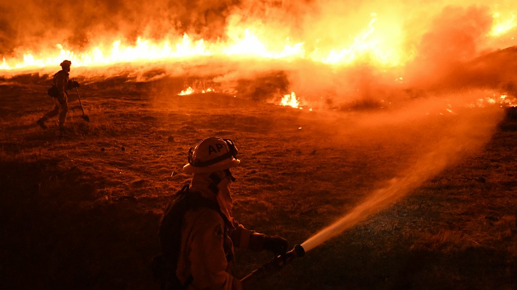Τράμπ: Είμαστε σε «συνεχή επαφή» για τις πυρκαγιές στην Καλιφόρνια - Media