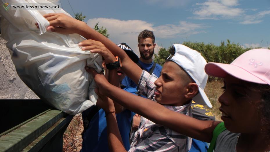 Προσφυγόπουλα και παιδιά Ρομά καθάρισαν παραλία στη Λέσβο - Το «ευχαριστώ» των λουομένων (Photos) - Media