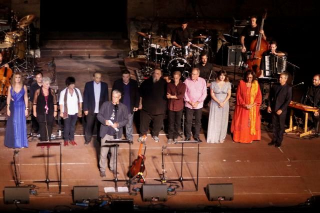 Σε συγκινητική ατμόσφαιρα η συναυλία στο Ηρώδειο για τον Μάνο Ελευθερίου - Media