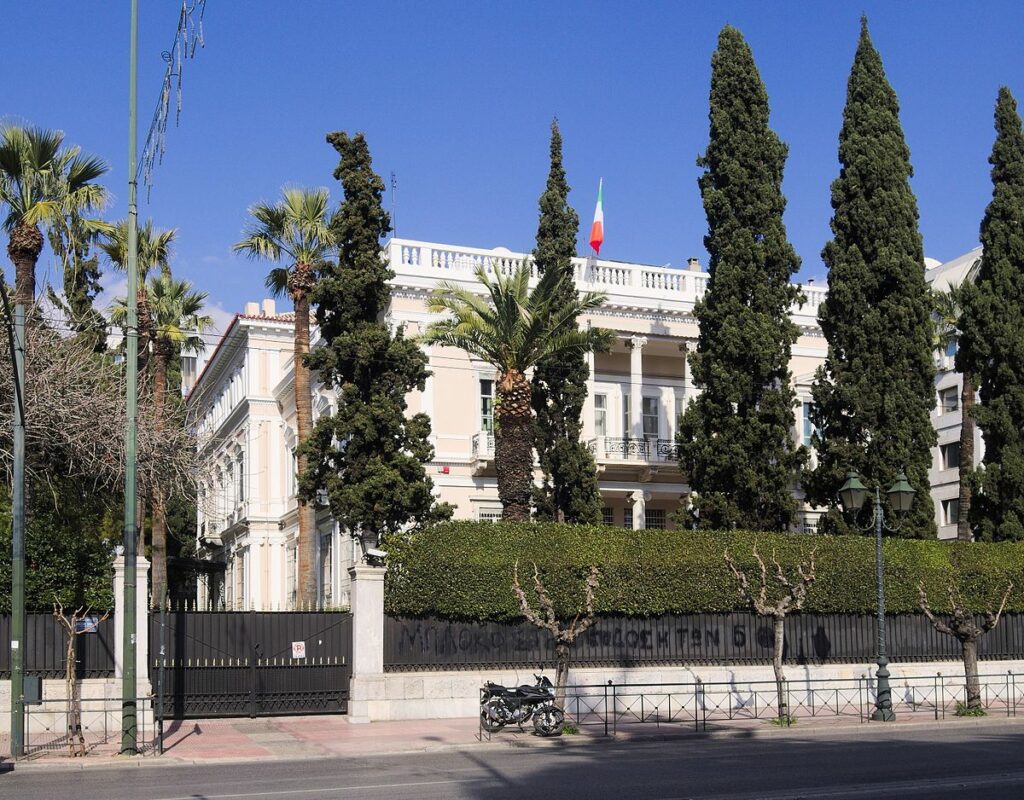 Παρέμβαση αντιεξουσιαστών στην ιταλική πρεσβεία - Πανό για το μεταναστευτικό - Media