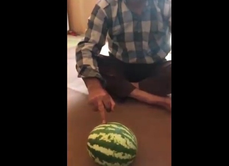Ποιος Ποπάυ: Έκοψε καρπούζι στα δύο χρησιμοποιώντας μόνο ένα δάχτυλο (Video) - Media