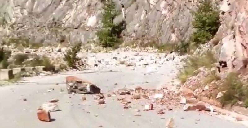 Απίστευτες εικόνες στην Καρδίτσα: Κατολισθήσεις σε δρόμο (Video) - Media