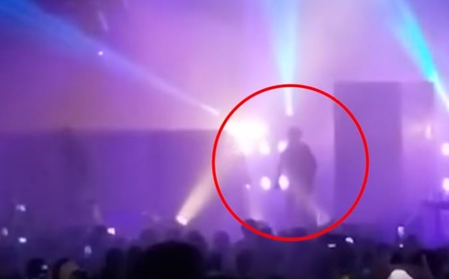 Τραγουδιστής κατέρρευσε στη σκηνή την ώρα της συναυλίας (Video) - Media
