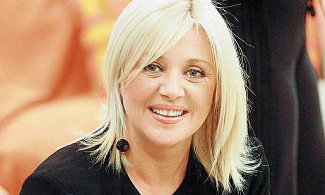 Ρούλα Κορομηλά: Δείτε τη με μαγιό στα 61 της! (Video) - Media