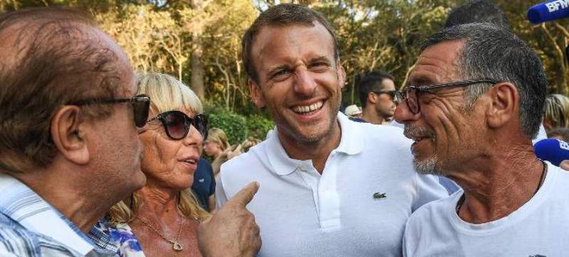 Μαυρισμένος o Μακρόν - 20 ημέρες διακοπές σε πύργο, με την Μπριζίτ (Photos) - Media