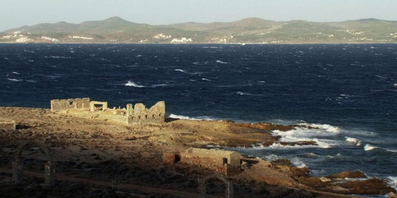 Το ΥΠΕΝ ξεκίνησε την κατεδάφιση αυθαίρετων από τη Μακρόνησο - Media