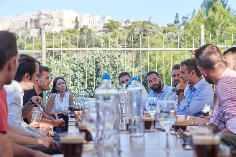 Μητσοτάκης με εργαζόμενους στην εστίαση: Μείωση του ΦΠΑ στο 13% - Media