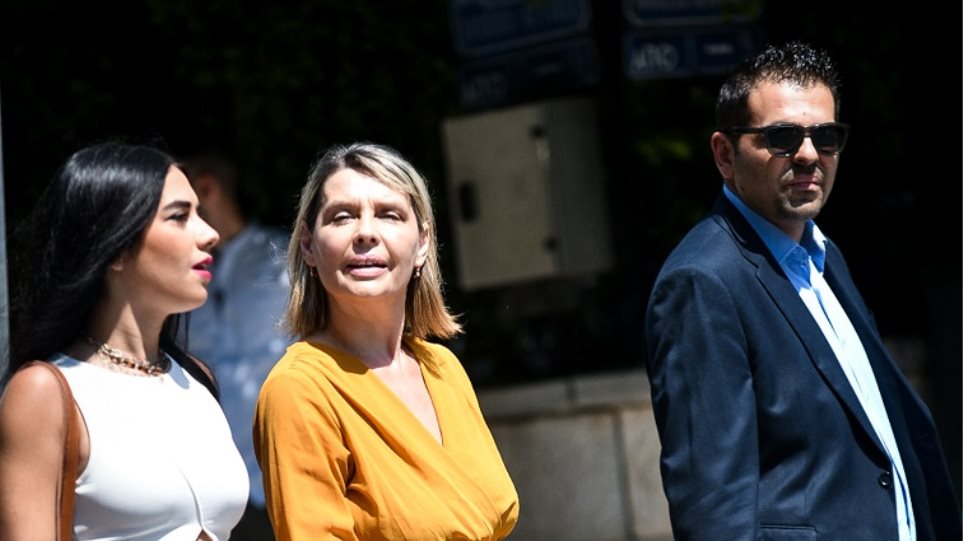 Κατερίνα Παπακώστα: Με την πανέμορφη κόρη της στο πλευρό της στην ορκωμοσία (Photos-Video) - Media