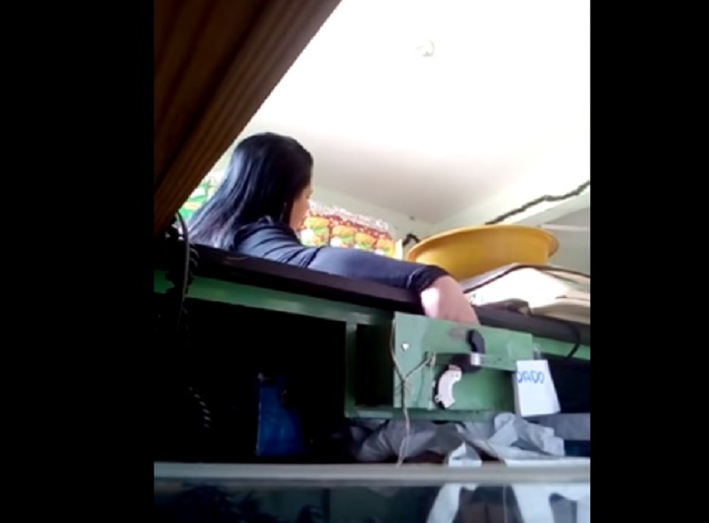 Πήγε να κλέψει και μάγκωσε τα δάχτυλά της σε ποντικοπαγίδα(Video) - Media