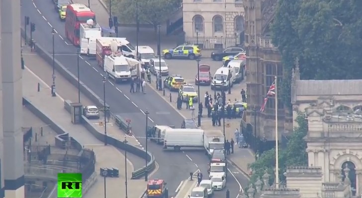 «Τρομοκρατικό» περιστατικό στο Λονδίνο - Αμάξι έπεσε στα οδοφράγματα έξω από το κοινοβούλιο - Media