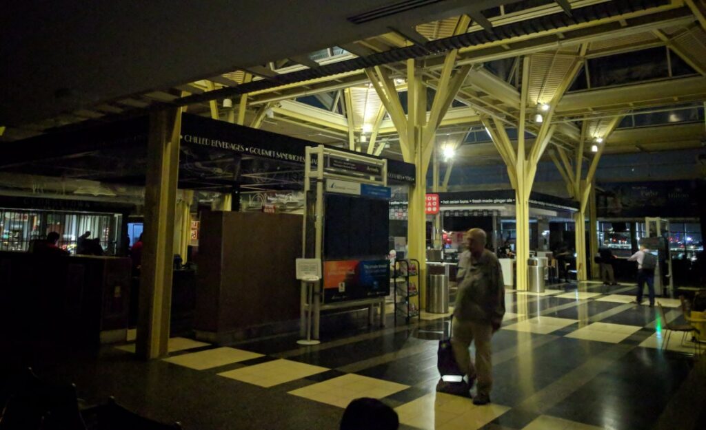 Βυθίστηκε στο σκοτάδι αεροδρόμιο της Ουάσινγκτον - Εικόνες από το μπλακ άουτ - Media