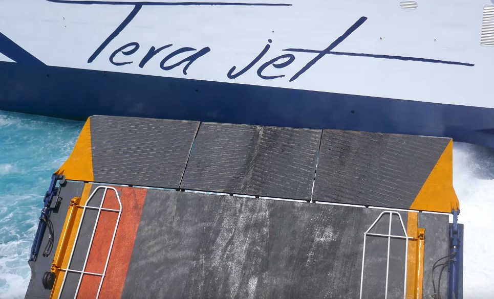 Η απίστευτη στιγμή που ο καταπέλτης του Blue Star Naxos περνάει «ξυστά» από το Tera Jet (Video) - Media