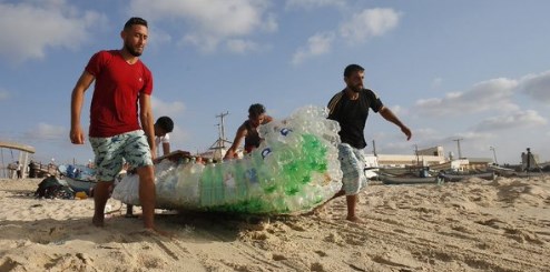 Το πρόσωπο της Γάζας: Έφτιαξε βάρκα από πλαστικά μπουκάλια για να ζήσει την οικογένειά του - Media