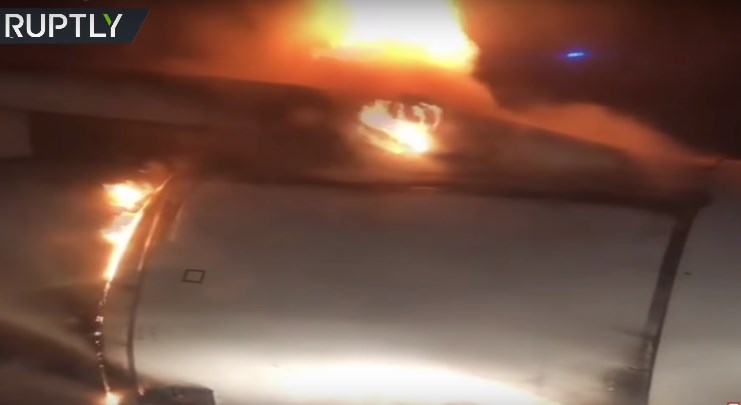 Η συγκλονιστική στιγμή που ο κινητήρας αεροσκάφους τυλίγεται στις φλόγες λίγο μετά την απογείωση (Video) - Media