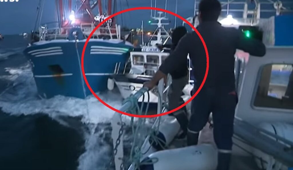 «Ναυμαχία» Γάλλων-Βρετανών ψαράδων για τα χτένια της Μάγχης - Εμβολισμοί, φωτοβολίδες και μολότοφ! (Video) - Media